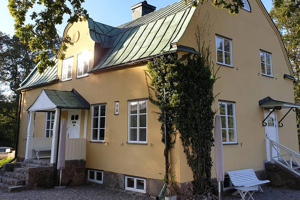 Nymålad gul villa